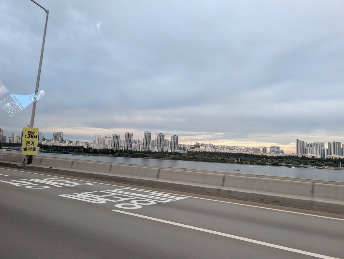 kr_Reijn's tweet photo. 퇴근합니당...!
결국 택시를 타 버렸단 https://t.co/E5xwqDwlm0