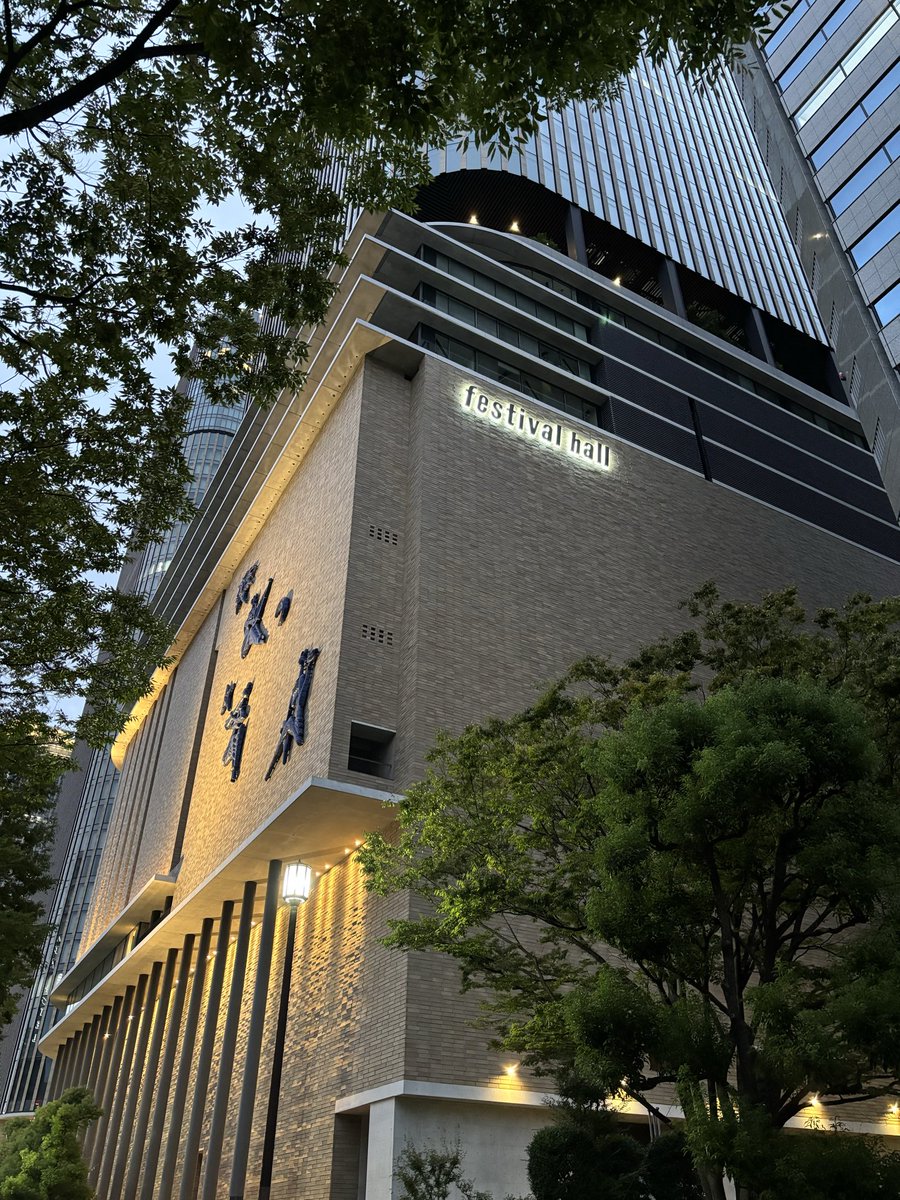 uratayu's tweet photo. ？？？「しかし警部、今日の4時まで京都の北山でマーラーを聞いていたのにこの時間にショスタコーヴィッチを聞きに大阪中之島までわざわざ移動する人間なんているんでしょうか？」

「聞きたかったんやし、しゃーないやろ💢」 https://t.co/kojNMhSdHt