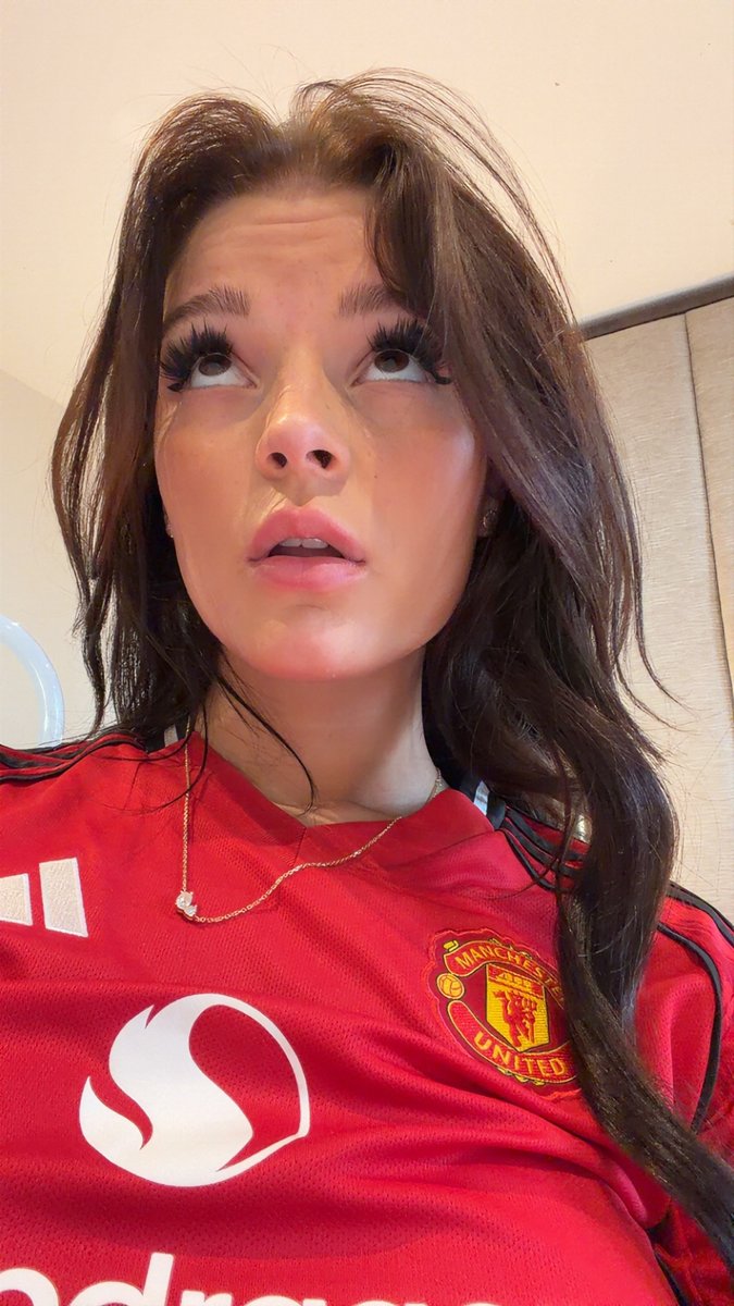 FootieKitCuties's tweet photo. 🔴⚫️⚪️ United fans! It's matchday, and it's a big one. So it would only be polite to say good morning to @eviemufc69, don't you think? #MUFC #ManUtdFC #EPL #ManchesterUtd #ManUtdFans https://t.co/R7hHsLdtby