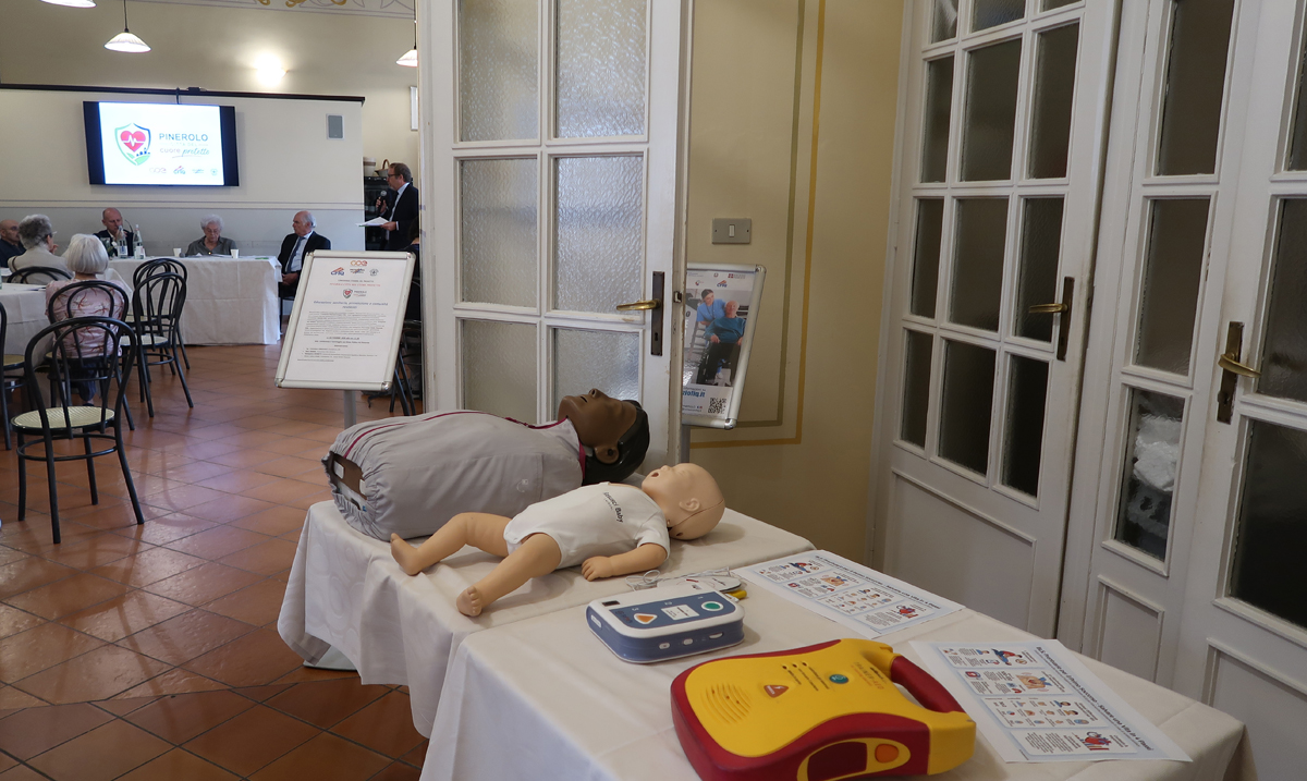 AnpasPiemonte's tweet photo. #ANPAS: Formazione sanitaria, prevenzione e una rete capillare di #defibrillatori. Nasce con questi obiettivi “Pinerolo, Città del Cuore protetto”, il progetto promosso dal Consorzio CPE insieme a Croce Verde #Pinerolo, CFIQ e Prosystem Miomedico.
https://t.co/c11pM3SrAS https://t.co/sfAWzM6tbI