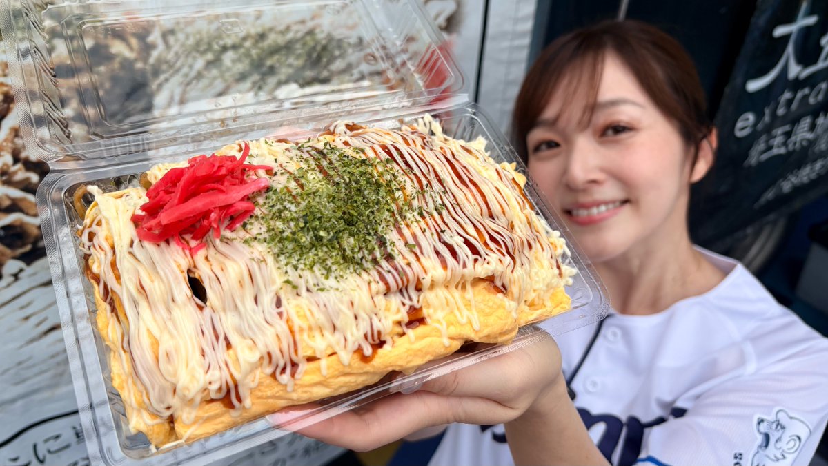 lions_official's tweet photo. ／
ライオンズの #球場グルメ を
スタジアムMCのYUUMIがご紹介！
＼
『大盛りオムそば』
『#キングオブ獅子まんま2026』の各店舗推しグルメ部門「コスパ」ランキング1位に輝きました！
香ばしく焼き上げた麺に、鉄板でふんわり焼いた玉子で大満足のボリューム！
 
#seibulions #獅子まんま