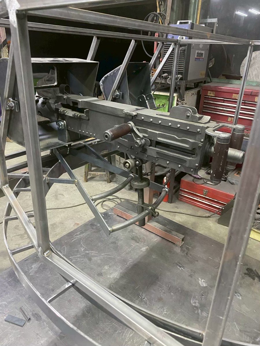 Yusaku522A's tweet photo. 砲塔の可動テスト。（兄弟が遊んでる様子）
機関銃のマウントを簡易的に製作。TEギアを利用できるようにRに曲げ溶接。
これによって機関銃の位置、角度が調整可能となった。見えなくなる部分ではあるが拘る兄。
#自作戦車道 https://t.co/lo3QV86eY2