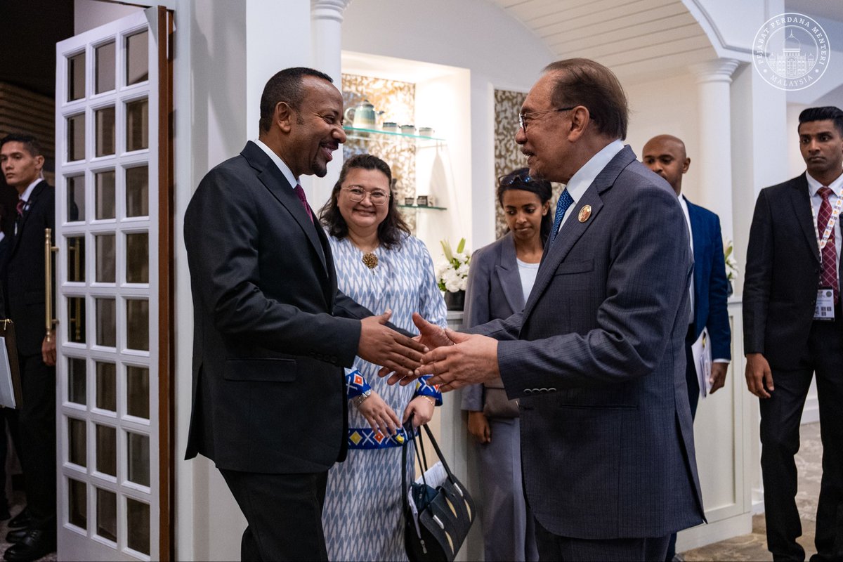 anwaribrahim's tweet photo. Saya turut mengadakan pertemuan dua hala bersama Perdana Menteri Ethiopia, Dr @AbiyAhmedAli. Hubungan peribadi kami dan persahabatan kedua-dua negara telah mencatat momentum positif susulan kunjungan beliau ke Malaysia pada 2024 dan lawatan balas saya ke Ethiopia pada tahun lalu. 

Pembukaan semula Kedutaan Besar Malaysia di Addis Ababa pada September tahun lalu setelah 43 tahun telah menandakan lembaran baharu dalam hubungan kedua-dua negara. Justeru, saya mengundang Ethiopia untuk membuka kedutaannya di Kuala Lumpur.

Saya turut menzahirkan penghargaan atas dukungan Ethiopia terhadap penglibatan Malaysia dalam BRICS. Kami juga sepakat untuk mengadakan Rundingan Dua Hala yang pertama di Kuala Lumpur tahun hadapan bagi menterjemahkan persetujuan kedua-dua negara kepada tindakan yang nyata.

Potensi kerjasama ini antaranya merangkumi industri halal, pertanian, keterjaminan makanan, farmaseutikal, perkhidmatan digital, tenaga boleh baharu dan pelancongan. 

Insya-Allah, momentum ini akan terus dipacu demi hubungan Malaysia-Ethiopia yang semakin kukuh serta kemakmuran rakyat kedua-dua negara.

🇲🇾🇪🇹 

#MalaysiaMADANI 
#DiplomasiMADANI 
#YakinMADANI