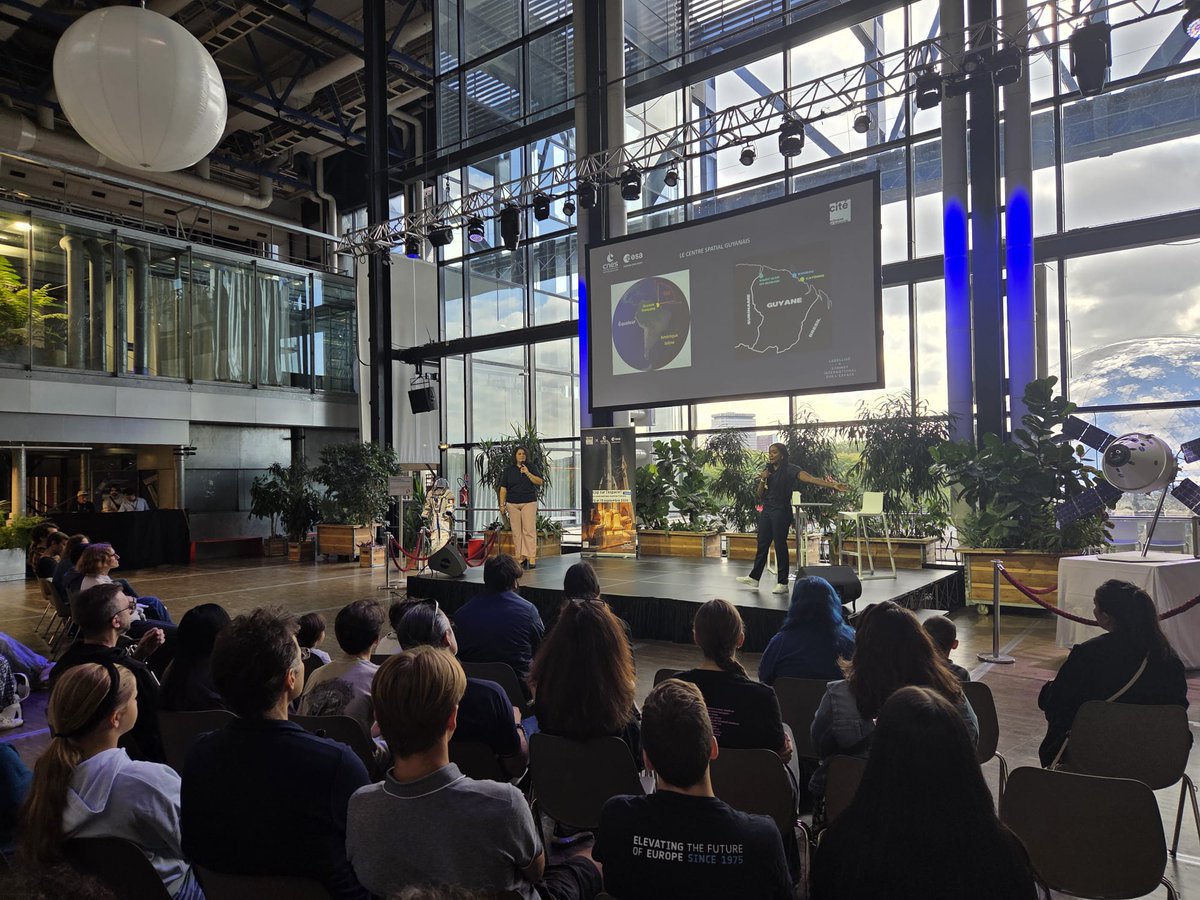 ESA_fr's tweet photo. 🚀 Retour en images sur les activités de ce début de journée à #CapSurLEspace !

🧑‍🚀 Comment les astronautes se préparent-ils à leurs missions ?
🚀 Quels sont les lanceurs européens d'aujourd'hui et de demain ?
🥽 À quoi ressemble la vie à bord de l'ISS ?

Quelques aperçus des conférences de Pierre Henriquet, Ursula Aniakou et Marie-Pierre Budin, ainsi que de notre expérience de réalité virtuelle. ✨
