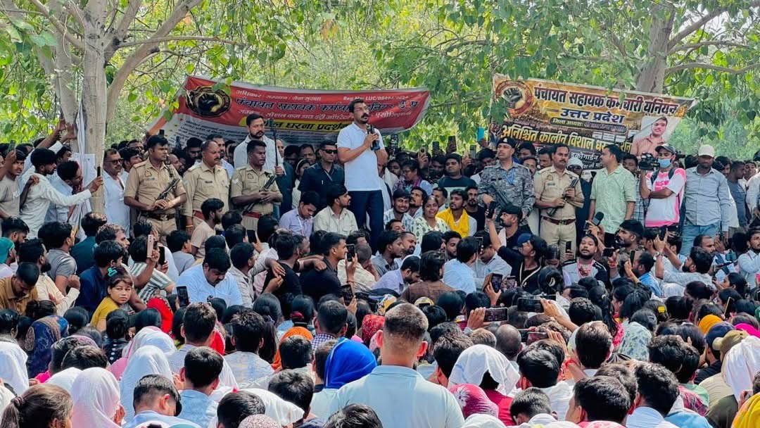 JuberJamia's tweet photo. 7 सितंबर से लखनऊ के ईको गार्डन में अपने हक़ के लिए संघर्ष कर रहे पंचायत सहायकों के बीच अपने वायदे के अनुसार माननीय सांसद @BhimArmyChief जी पहुँचे उनकी आवाज़ और संघर्ष में @AzadSamajParty मजबूती से उनके साथ खड़ी है !

जय भीम जय भारत जय संविधान 

#पंचायत_सहायक_का_मान��ेय_बढ़ाओ
#पंचायत_सहायक_नियमित_करो