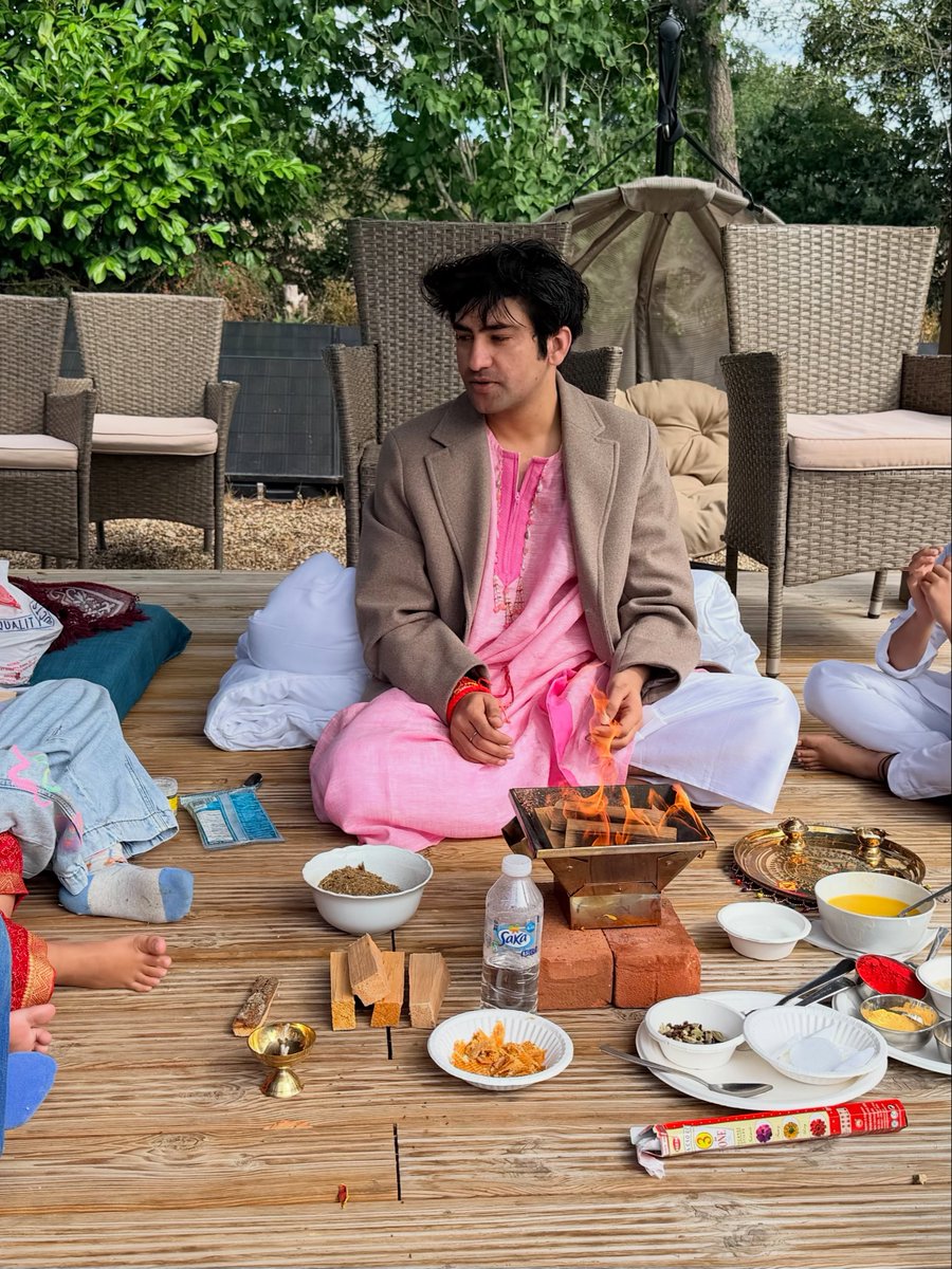 bageshwardham's tweet photo. “मानव कल्याणार्थ” पूज्य सरकार द्वारा हवन पूजन लंदन की धरा पर… https://t.co/dFSG5efE4n