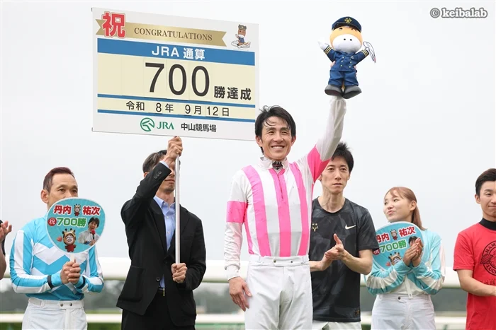 keibalab's tweet photo. 【20期からまたひとり】
本日の中山メイン・ラジオ日本賞をユキマルで制し、JRA通算700勝を挙げた丹内祐次騎手。競馬学校20期生の700勝到達は5人目。同期に川田将雅騎手や津村明秀騎手、吉田隼人騎手、藤岡佑介元騎手など。
#丹内祐次 #ユキマル 
https://t.co/7TGioNZl3L https://t.co/cAN1p3Xj50