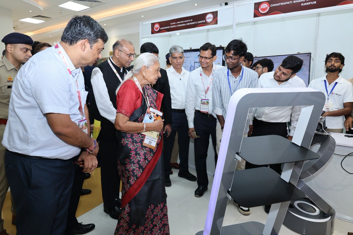GovernorofUp's tweet photo. राज्यपाल एवं विश्वविद्यालय की कुलाधिपति श्रीमती आनंदीबेन पटेल ने आज छत्रपति शाहू जी महाराज विश्वविद्यालय, कानपुर में ‘एआई मंथन 2.0’ के अंतर्गत लगाए गए स्टार्टअप स्टॉल्स का अवलोकन किया तथा स्टार्टअप प्रतिनिधियों से संवाद कर उनके नवाचारों एवं तकनीकी समाधानों की जानकारी प्राप्त की। https://t.co/RedR8SCFSo