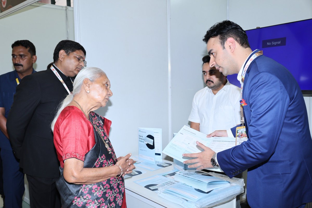 GovernorofUp's tweet photo. राज्यपाल एवं विश्वविद्यालय की कुलाधिपति श्रीमती आनंदीबेन पटेल ने आज छत्रपति शाहू जी महाराज विश्वविद्यालय, कानपुर में ‘एआई मंथन 2.0’ के अंतर्गत लगाए गए स्टार्टअप स्टॉल्स का अवलोकन किया तथा स्टार्टअप प्रतिनिधियों से संवाद कर उनके नवाचारों एवं तकनीकी समाधानों की जानकारी प्राप्त की। https://t.co/RedR8SCFSo