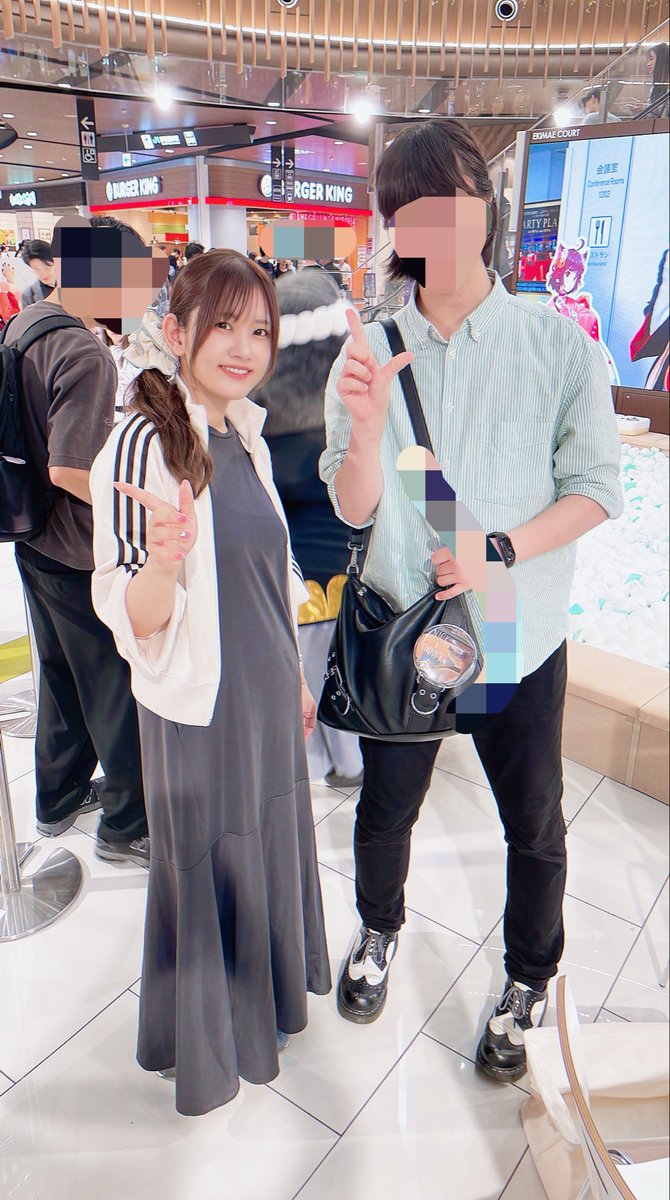 ojs_2223444's tweet photo. 退勤後に雀魂のイベントに参加！
日向さんと写真撮って、サインもいただいた！

ありがとうございます🙇‍♀️

 #雀魂パーク #雀魂 #じゃんたま https://t.co/EIOmUx4sRo