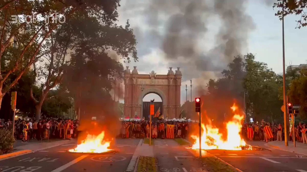 GuanyaremVdG's tweet photo. L'Esquerra Independentista i el conjunt de l'independentisme i antifeixisme surten reforçats de la Diada.
A les xarxes socials l'extrema dreta fa molt soroll, però el carrer no és twitter i alguns encara no ho han entès.
La no confrontació només beneficia el monstre feixista https://t.co/Rt1LDXweN7