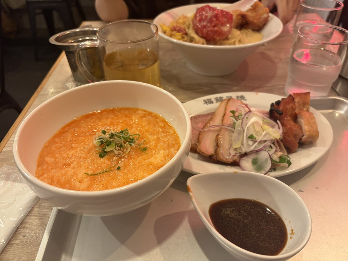 natalie010809's tweet photo. 葉葉葉の前に塚ちゃんのぶらりで行ってた中野の福籠叉焼に行ってきたよ❣️同じメニューを妹と頼んでめちゃくちゃお腹いっぱいになった🥰
どれも本当に美味しかったよ🫶 https://t.co/ebQKQsztG0