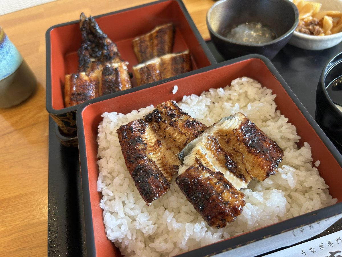 takke321's tweet photo. かごんま市内入りの道中、今日の昼メシは湧水町のうなぎ専門店尾方屋で上うな重ご飯大盛り。今日は宮崎産とのこと。
1尾分くらいのうなぎ、タレはご飯に掛かってないので、卓上にあるのを好みで掛ける。
なんだかんだ今夏初のうなぎ、ごっそさんでした😋 https://t.co/X2JTkCq2gT