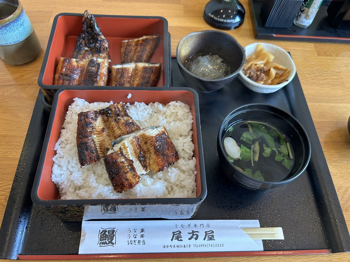 takke321's tweet photo. かごんま市内入りの道中、今日の昼メシは湧水町のうなぎ専門店尾方屋で上うな重ご飯大盛り。今日は宮崎産とのこと。
1尾分くらいのうなぎ、タレはご飯に掛かってないので、卓上にあるのを好みで掛ける。
なんだかんだ今夏初のうなぎ、ごっそさんでした😋 https://t.co/X2JTkCq2gT