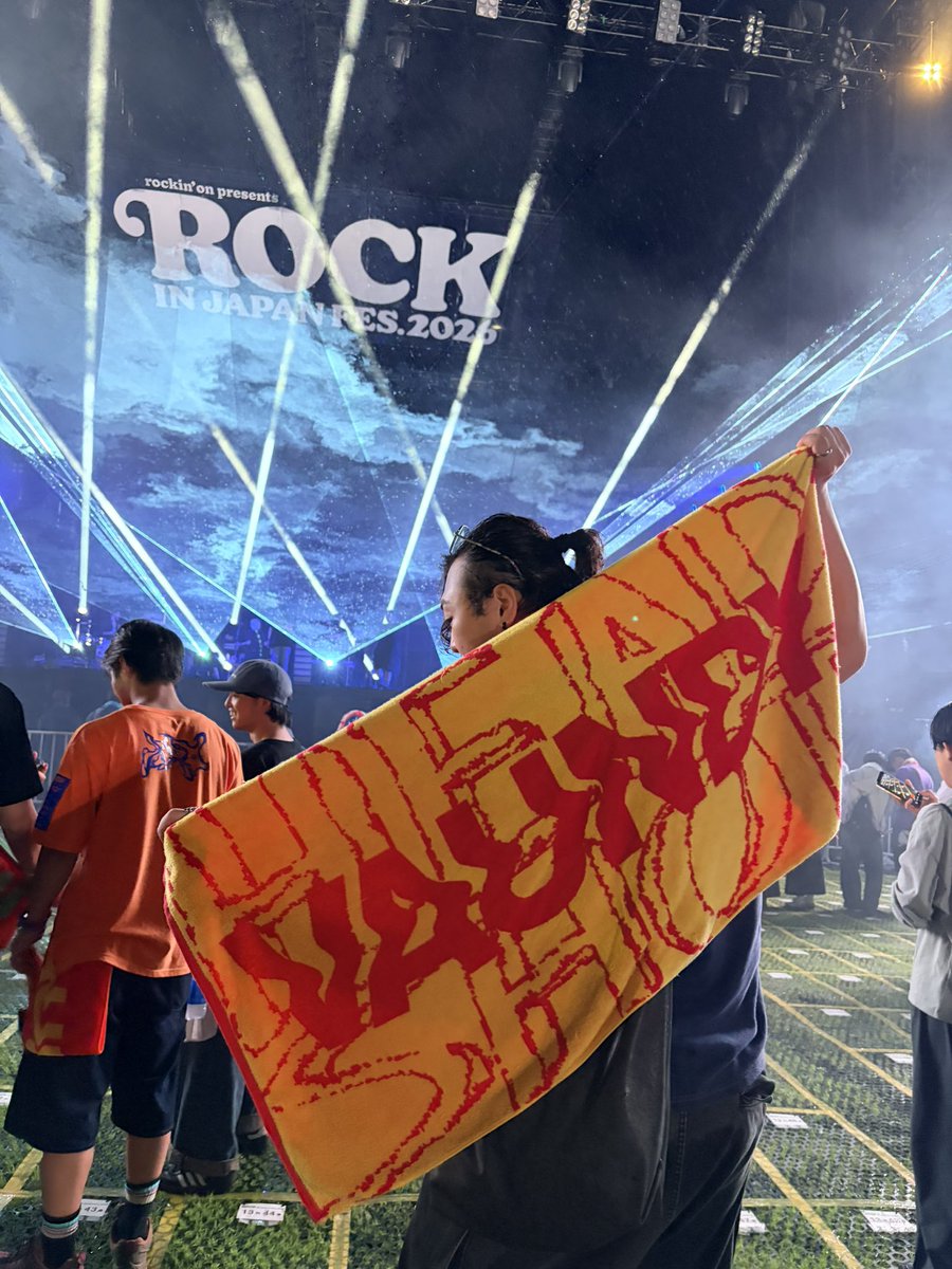 kardamon_vaws's tweet photo. ロッキン前方エリア　ドセンきた！！
テンション上がりすぎてやばいねぇこれは。
#ロッキン2026
#vaundy
#vaws https://t.co/tLBVLalrqk