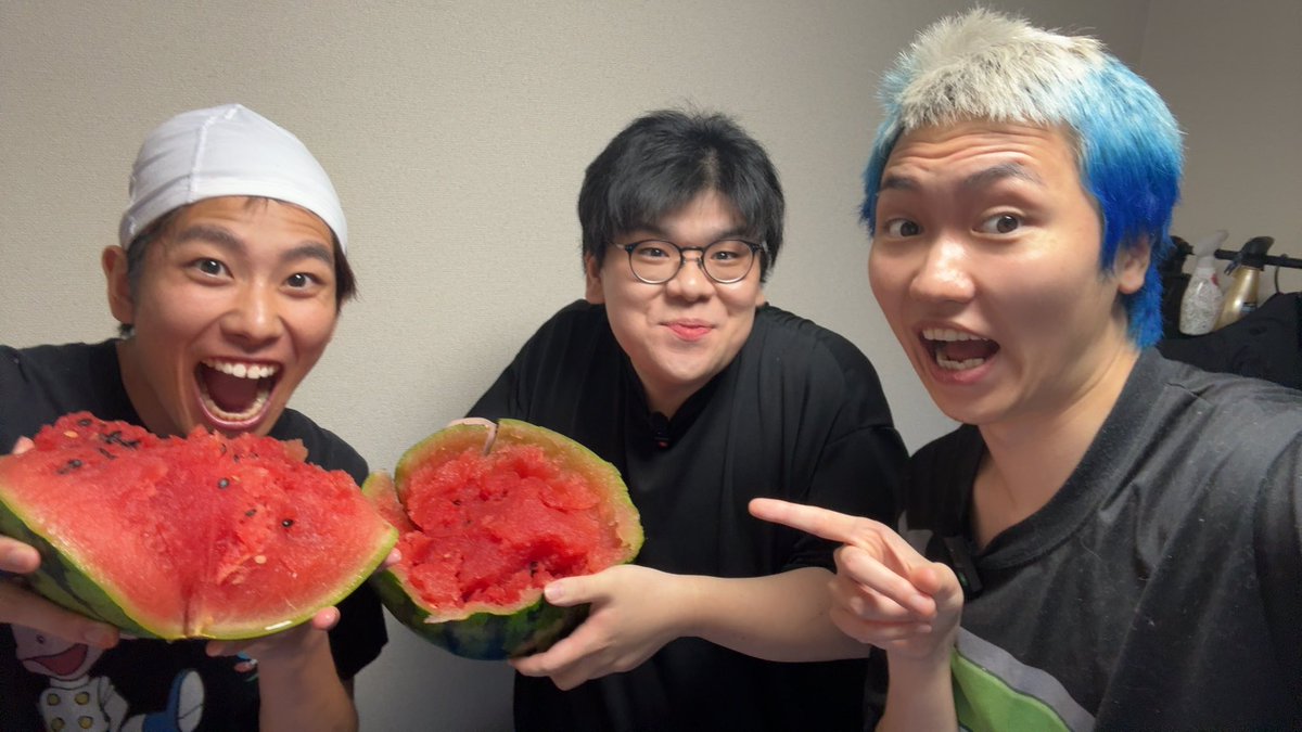 8IcoEitHGybnh5V's tweet photo. ミート源五郎さんとこまちスイカ爆弾コラボありがとうございました！！！！！

スタジオ貸してくれたこまち本当にありがとう😭😭😭

源五郎さんもわざわざ名古屋まで本当にありがとうございました😭😭😭 https://t.co/3Lmhkci0GY