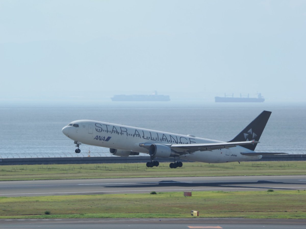 AMoto1120's tweet photo. 先月末にセントレアで飛行機を撮影しました。15:00頃行ったので、ちょうどキャセイパシフィック航空が2機続けて着陸するタイミングで撮影することができました。 https://t.co/N4y1fxtLLb