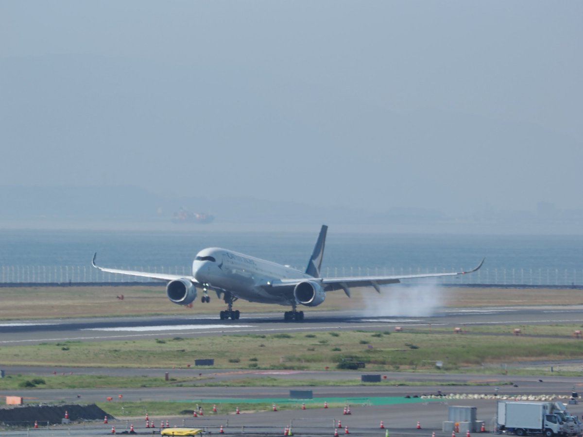 AMoto1120's tweet photo. 先月末にセントレアで飛行機を撮影しました。15:00頃行ったので、ちょうどキャセイパシフィック航空が2機続けて着陸するタイミングで撮影することができました。 https://t.co/N4y1fxtLLb