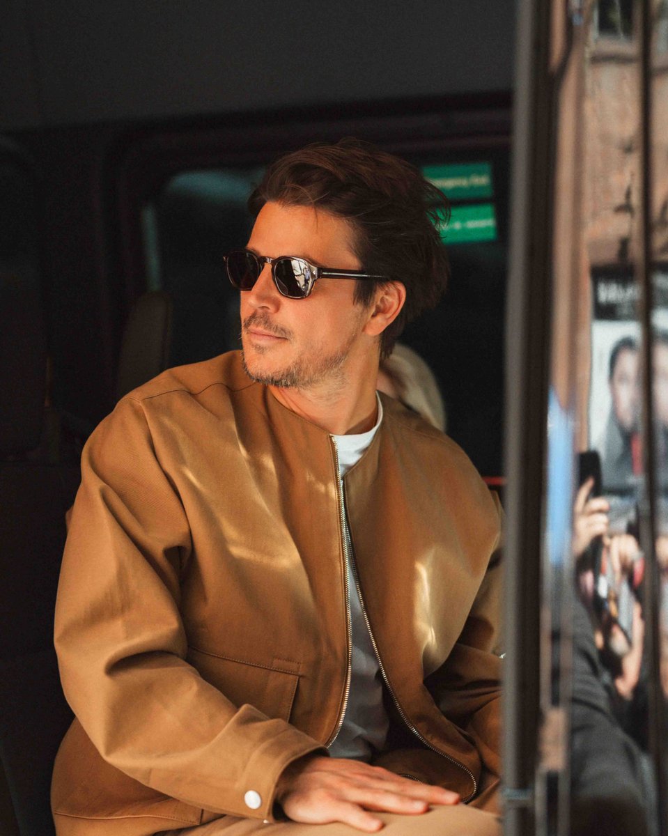 hartnettfiles's tweet photo. Josh Hartnett was photographed by Matt Small yesterday when attending fans outside of Shangri-la Hotel at #TIFF26. https://t.co/1MqYZZ1m26