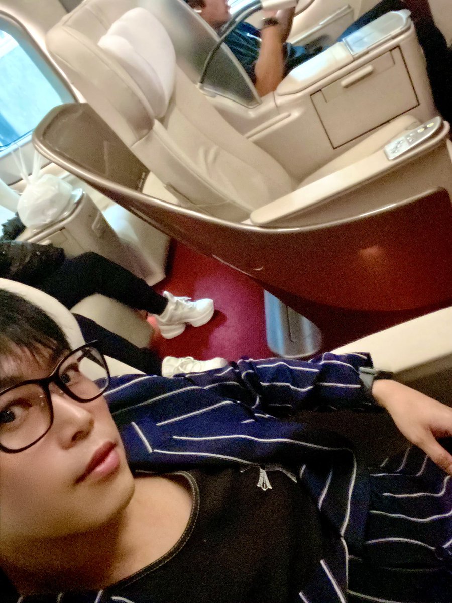 RyoSinging's tweet photo. 新しい名刺が
そろそろ出来そうです.ᐟ.ᐟ

久しぶりに
組織の中で仕事をし
日々、｢はじめまして｣を
繰り返しているこの頃

コンサルも
少し話は変わり
共同経営者となりました。

事業内容は
まだ語れませんが
｢導く｣をコンセプトにし

女性社長とマンツーマンで
マネージメントや
講師をしながら
エンジニアとアテンドも..

変わらずのスタイルに
大きな展開図を描ける環境は
とても嬉しいことばかりです。

そんな中でも今
仲良くしている方々との距離感
変わらずでいたいですね。

けど
誕生日のタイミング
大晦日のタイミングで
毎年、必ず変動していく
僕の人付き合い

今年は
大きく動きそうです。

理由としては
2つあります!!

1つ目は
東京を離れ
生活拠点を変えるからです

2つ目は
今まで
やってきたプロジェクトが
一段落をし
仕事での付き合いで
過ごしてきた人たちとの
接点が無くなるからです。

今
1つの終わりに向けて
色々と動いています。
Xもどうするか
まだ分かりません。

自分の
誕生日で終わりにするか
今年までにするか
それとも
アカウントを変えるか..

それでも
1歩踏み込んでくれるのなら
来年は
もっと良い付き合いが
出来ると信じてます。

自分の
これからの旅路に
希望を見ながら乾杯.ᐟ.ᐟ

いつも
ありがとうございます。