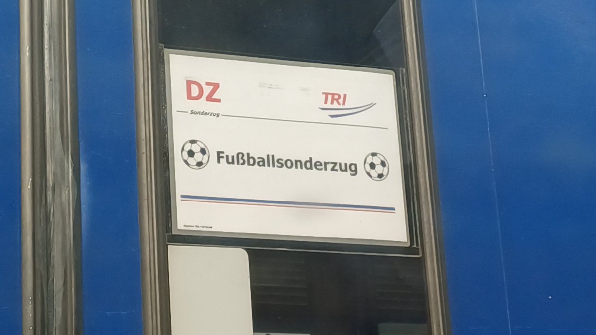 achterhoek1974's tweet photo. Geen dun in de broek zoals bij de vrienden van @deplaf maar gewoon organiseren dat meer dan 15000 supporters van @MSVDuisburg de uitwedstrijd Straßenbah​n-Derby kunnen bijwonen.... nog een hoop te leren in Nederland #knvbmaffia @DeGraafschap @SanderDTC @PuckJansen1954 @Coen1856 https://t.co/4hnKL7KkLn