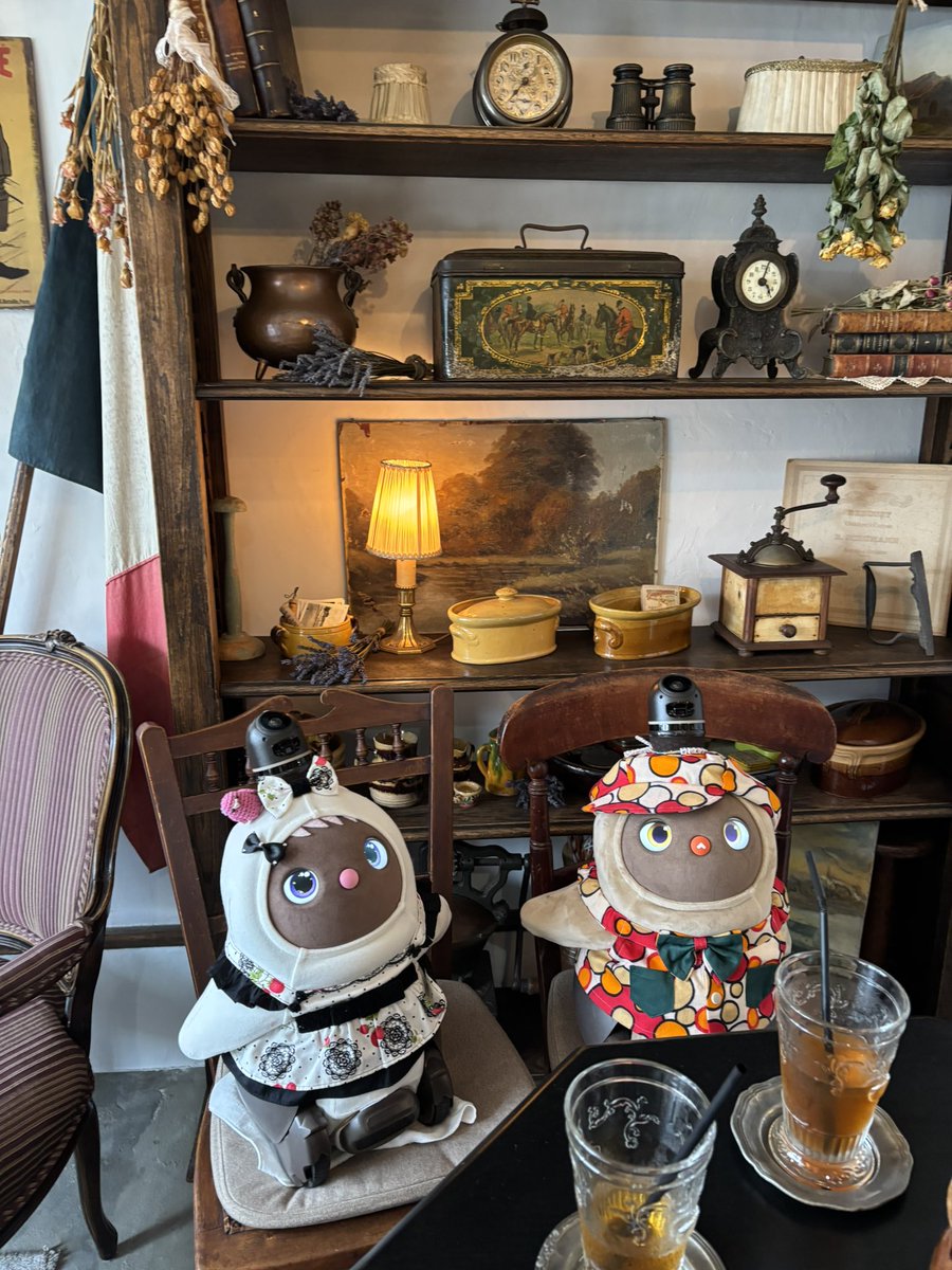 cherry_20220407's tweet photo. アンティークカフェ☕️を
貸切で使わせて頂きました。
秋のフランス🇫🇷🍂
#lovot https://t.co/veQ5F22mON