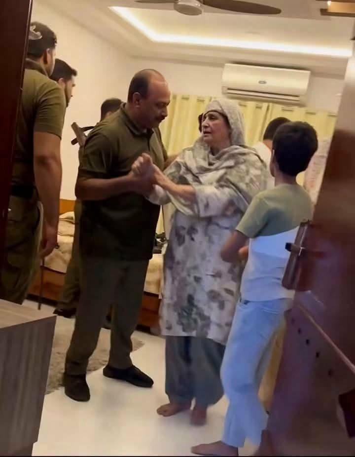 AhsanWahid13's tweet photo. خیبرپختونخوا کے وزیر اطلاعات کا تو صرف ایک مخالف سیاسی خاتون کیخالف بیان ہے جو کہ غلط ہے 

لیکن پنجاب میں تو ہماری ماوں کو پولیس والے دھکے دے رہی ہیں اور یہ سب پنجاب کی خاتون وزیراعلی مریم نواز کروا رہی ہیں ادھر کسی کی غیرت اور کسی کو خاتون کارڈ یاد آئے گا ؟ خاتون کی حرمت کا خیال آئے گا ؟