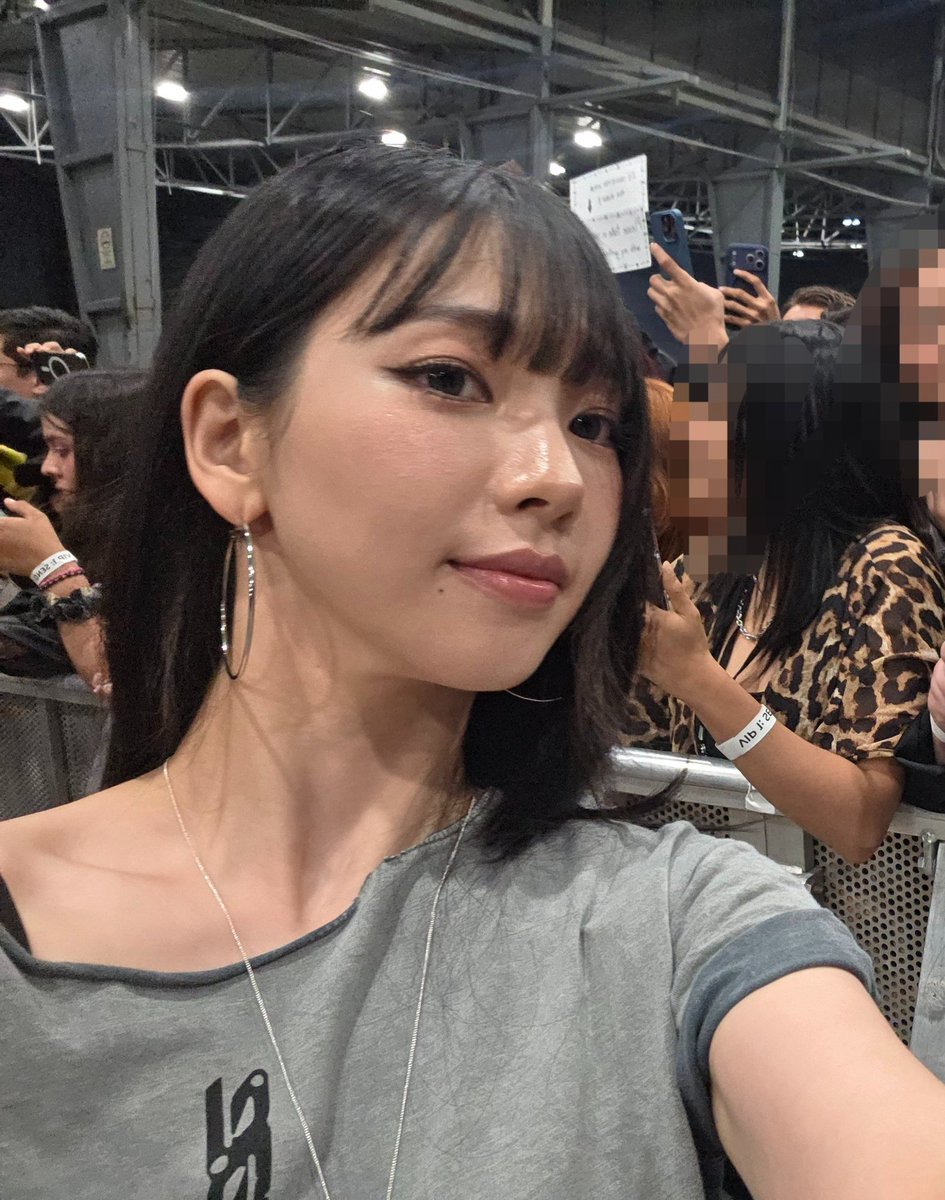 karinaspics's tweet photo. just karina taking pics on the fans’ phones https://t.co/sEaj9P6tA8
