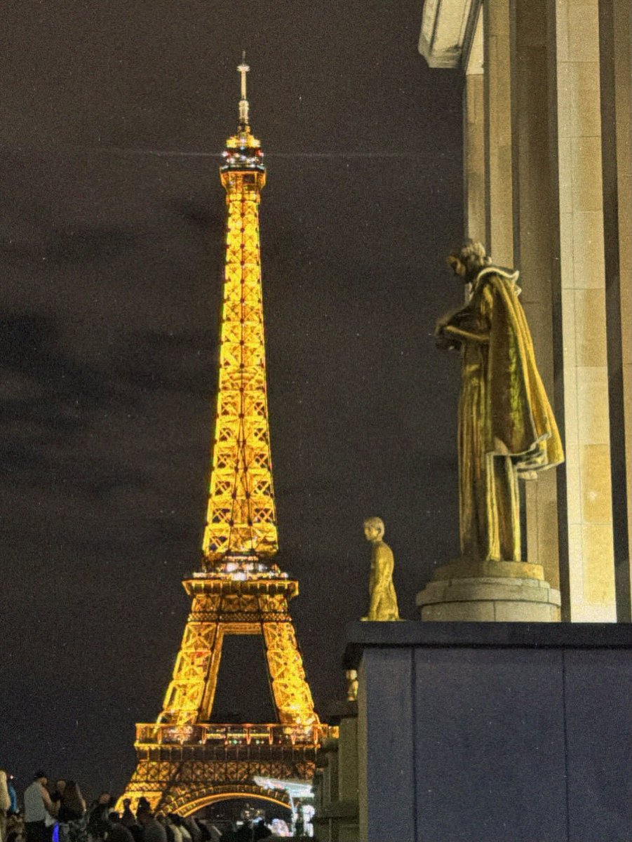 waleedmustafa_'s tweet photo. Sajal Aly offers a glimpse of her charming Paris escape, filled with scenic views, delicious food and unforgettable Eiffel Tower moments.
#SajalAly #ParisDiaries #ParisTrip #EiffelTower #ParisVibes https://t.co/WHXFk495D9