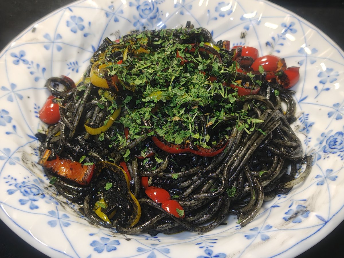 michaelact3's tweet photo. 今日はイカスミとパプリカのスパゲッティを作るなど https://t.co/7H1EKxxd9k