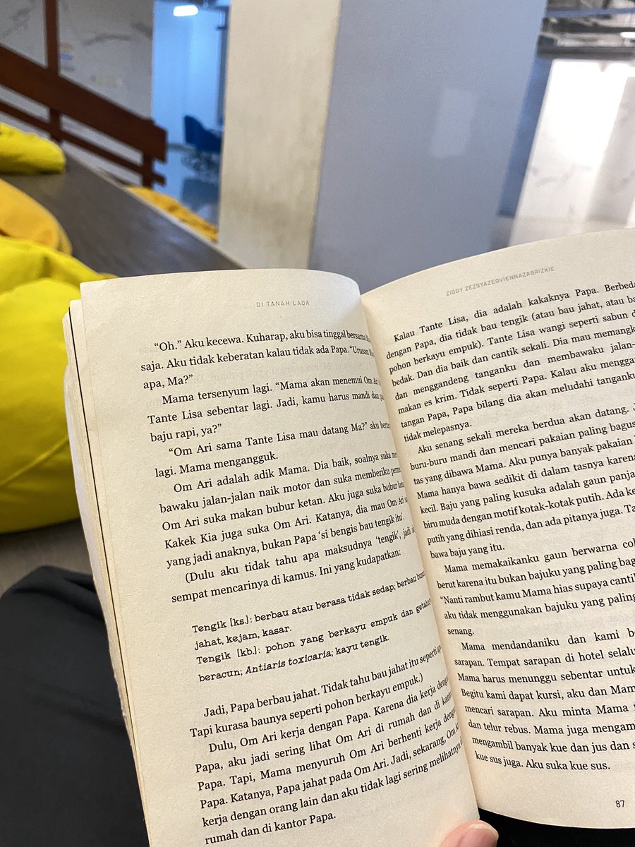 liliebloomss's tweet photo. dua jam baca di perpus jusuf kala dapet 86 halaman, itu juga karena perpusnya mau tutup jam 4 sore. ☺️ https://t.co/MHaT1ZcATK
