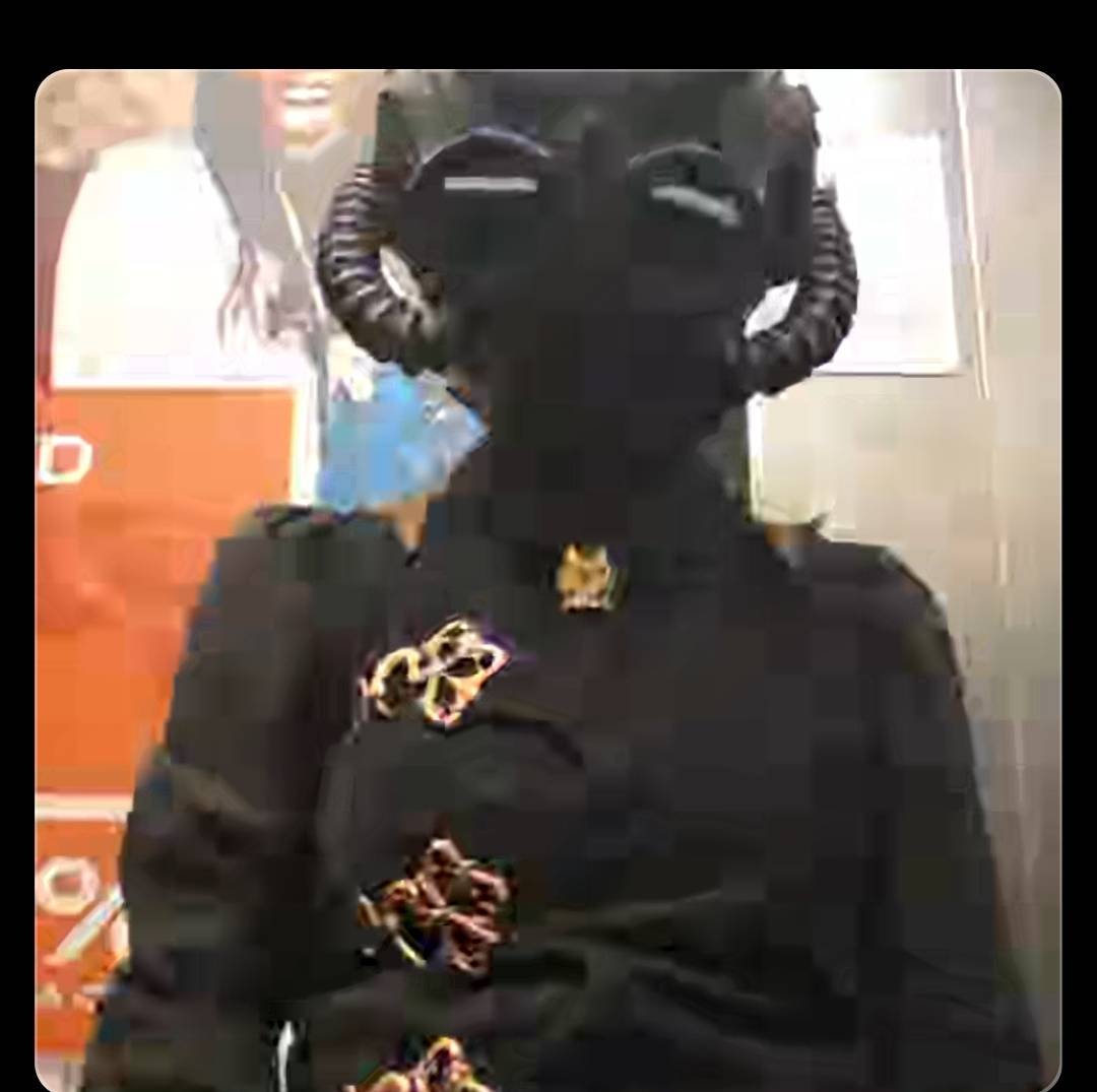Diislucity's tweet photo. Pov: Calling my gf before the con https://t.co/dQA4Xi8YIA