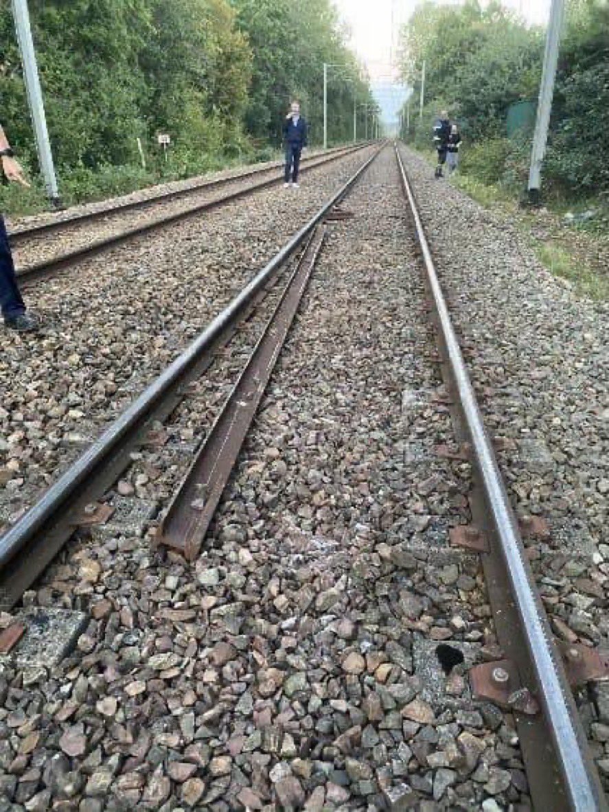 goeland_gr's tweet photo. Déraillement de train. Acte de malveillance ? Dans 3..2…1  Célérus !!! #train #deraillement #Rouen #Cleon https://t.co/be9LOjVPpU