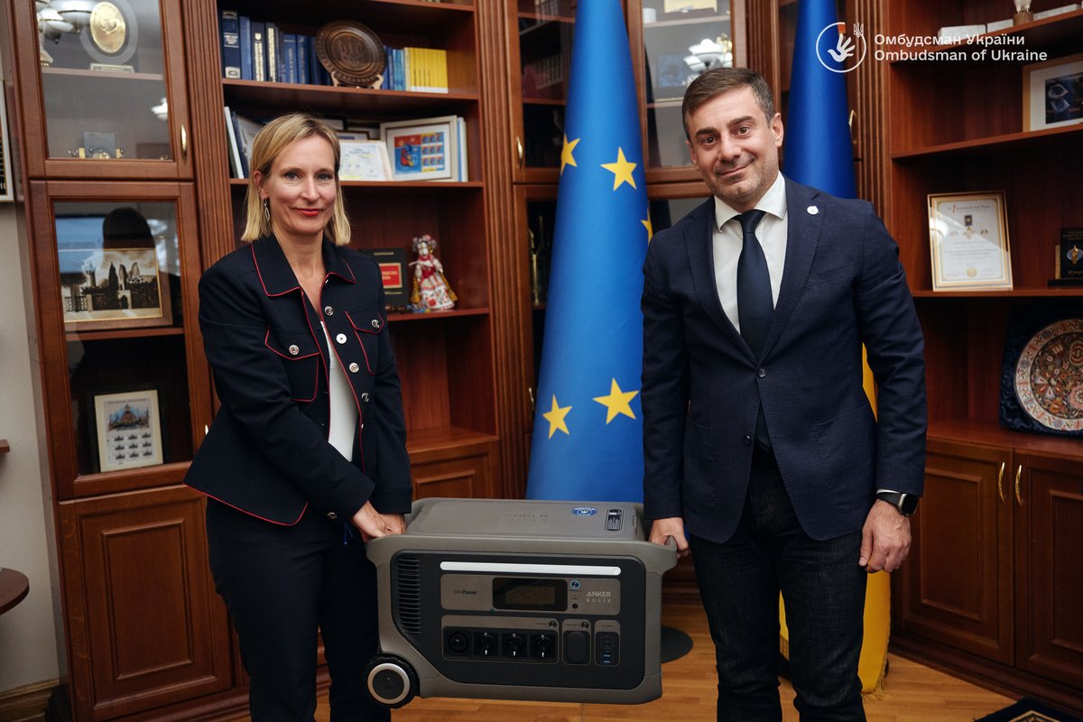 EUAM_Ukraine's tweet photo. Protecting human rights cannot stop when the power goes out.

During @ctaylor_EUAM's meeting with 🇺🇦Ombudsman Dmytro Lubinets, we provided 10 portable power stations to help regional offices continue their vital work during outages. https://t.co/oKiPIzO7M0