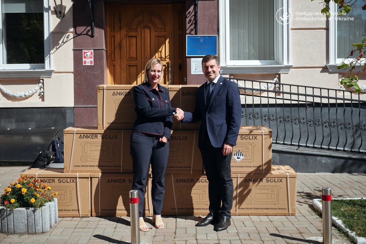 EUAM_Ukraine's tweet photo. Protecting human rights cannot stop when the power goes out.

During @ctaylor_EUAM's meeting with 🇺🇦Ombudsman Dmytro Lubinets, we provided 10 portable power stations to help regional offices continue their vital work during outages. https://t.co/oKiPIzO7M0