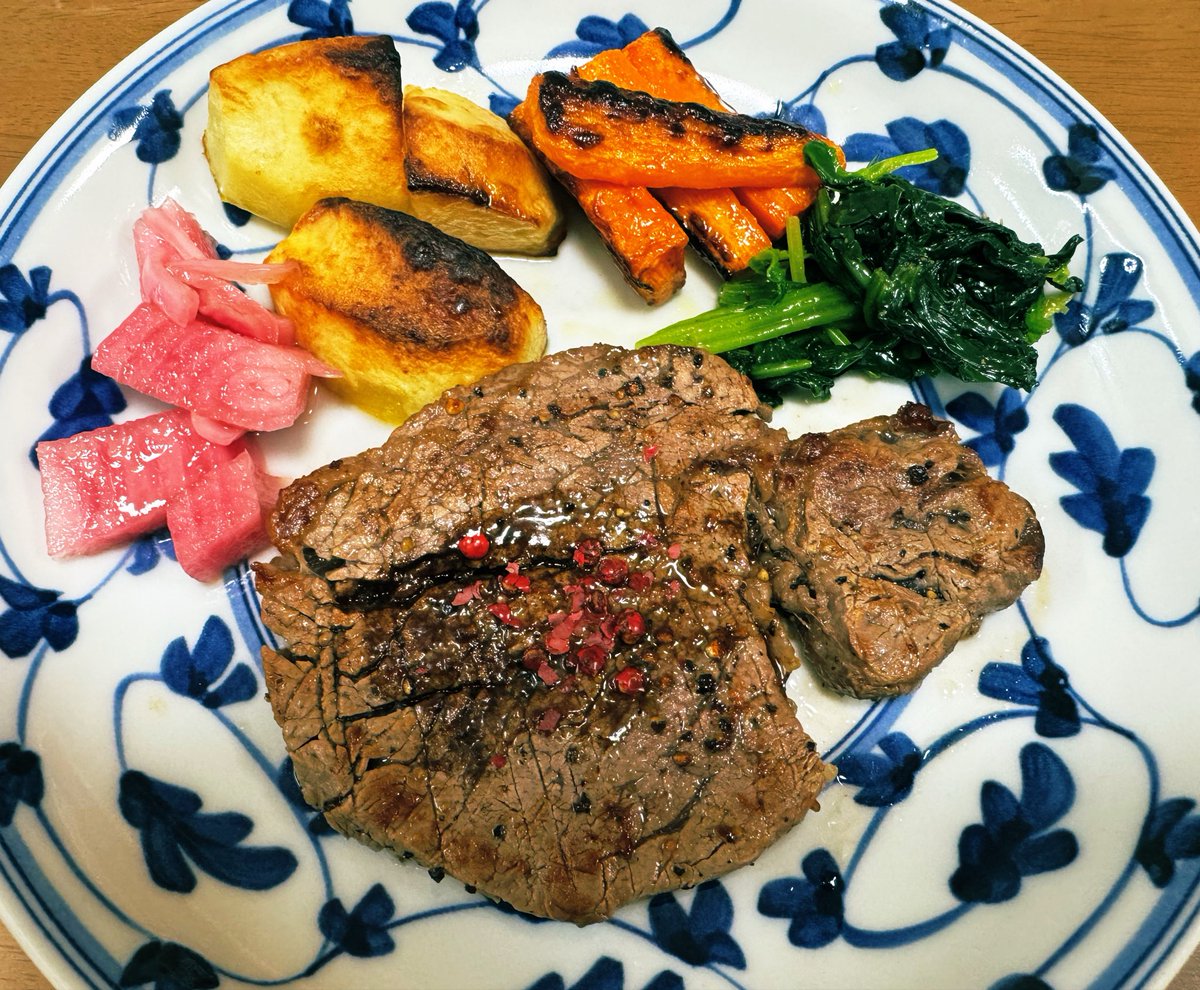 Lotta_Toko's tweet photo. #詩道部
ご飯テロ
本日の夕飯、ヒレステーキ🥩
これぐらいまでグリルで焼くだけで人参はとっっても美味しくなるから、ララ様に食べてみてほしい🌟 https://t.co/Nf8dTHuEIc