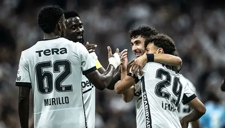 besiktascomtr's tweet photo. #TrendyolSüperLig'in 5. haftasında #Beşiktaş, sahasında karşılaştığı Erzurumspor FK'yı 3-0 yendi. Müsabakanın ardından Beşiktaşlı futbolcu Kartal Kayra Yılmaz, basın mensuplarına değerlendirmelerde bulundu.

Beşiktaşlı futbolcu #KartalKayraYılmaz, sahada ellerinden gelenin en iyisini yaptıklarını dile getirdi.

Fenerbahçe derbisinin ardından bugün de kazanmalarının önemli olduğunu belirten Yılmaz, "Derbinin üstüne burada evimizde derbiyi de aslında taçlandırmak adına bugün 3 puanı almamız bizim için çok değerliydi. 
Bu maçın öneminin de farkındaydık. İyi de hazırlanmıştık. Aslında biraz da zor olacağını biliyorduk ama maçın özellikle ilk yarısında, maçın genelinde bakıldığında öyle ama özellikle ilk yarısında çok istekli bir Beşiktaş vardı. Bütün takım arkadaşlarımı kutluyorum. Hem antrenmanlarda hem soyunma odasında gerekli şeyleri hocamız bize söylüyor. Biz de sahada elimizden gelenin en iyisini yapıyoruz" dedi.
(FANATİK)
#Beşiktaşmedyagrup