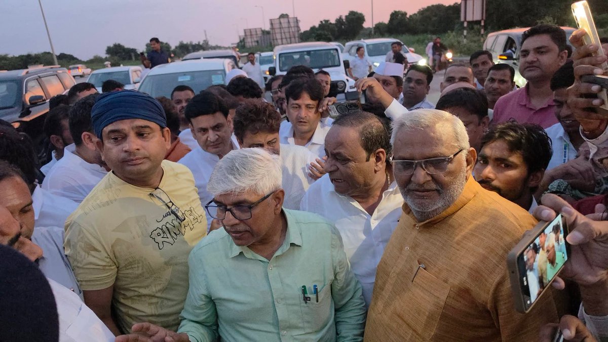 GajrajMla's tweet photo. हापुड़ जिले के बदनोली गाँव मे दीपक जाटव की गोली मारकर हत्या करने के मामले में कांग्रेस पार्टी की तरफ से डेलिगेशन भेजा गया जिसमे उत्तर प्रदेश के प्रभारी श्री राजेंद्र पाल गौतम, मा.सांसद इमरान मसूद , पश्चिमी उत्तर प्रदेश के प्रभारी संजीव जी आदि https://t.co/JEc4ZEVRsv