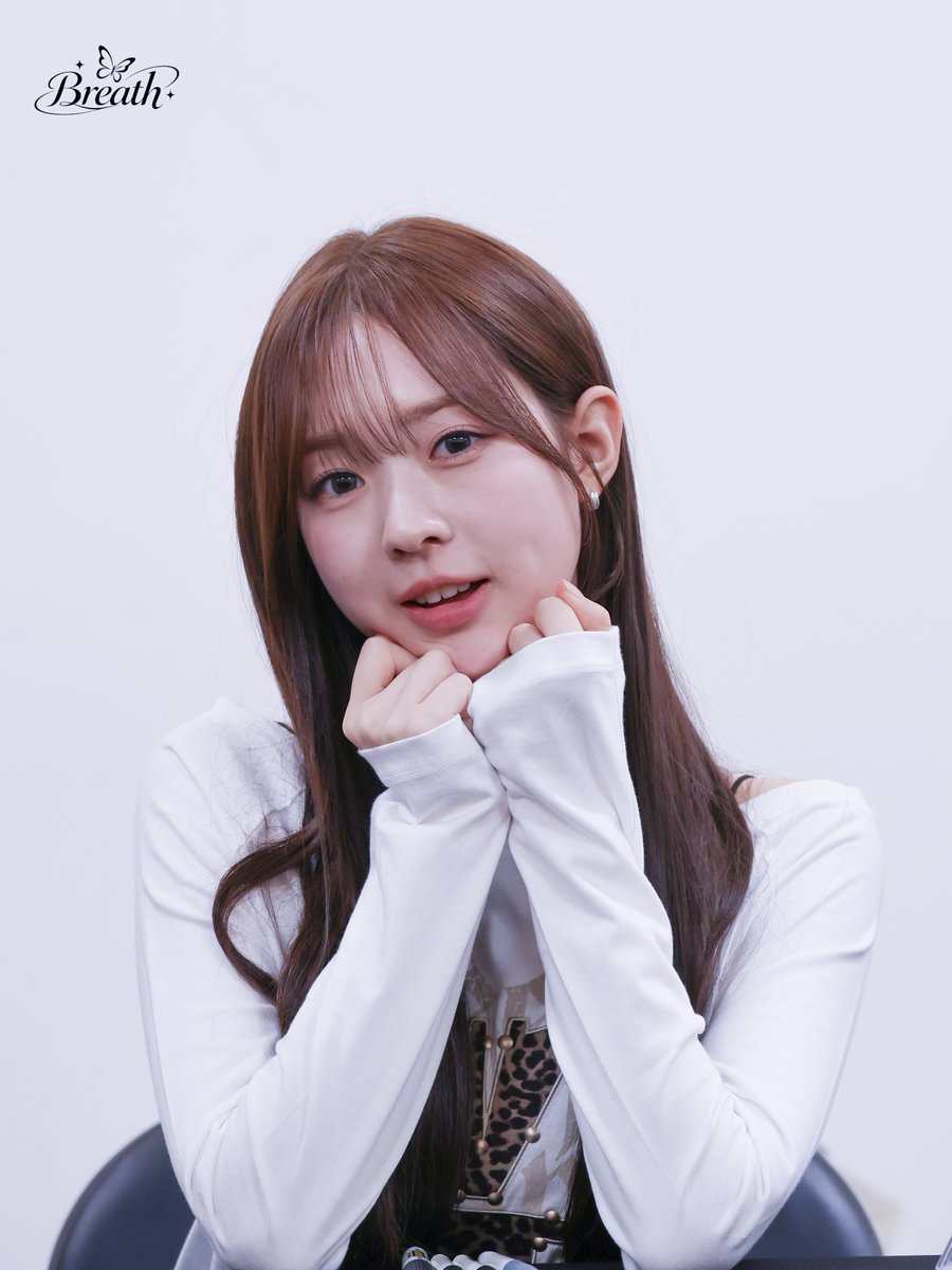 breath6soom's tweet photo. 260911 앞으로 잘 부탁해 김수민😊

#김수민 #Soomin
#tripleS #트리플에스 https://t.co/iWoDWKWcTf