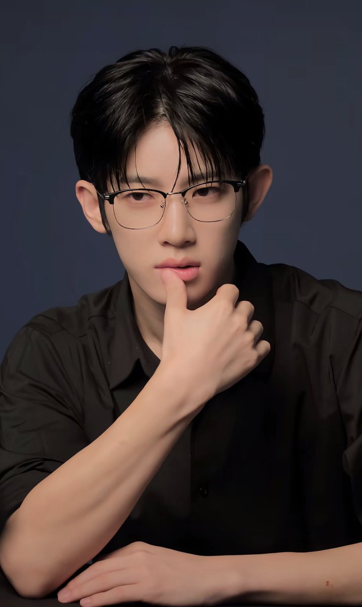 Violinti4SY's tweet photo. CEO                                          A menul 🤏 https://t.co/CfXoKSJ19r