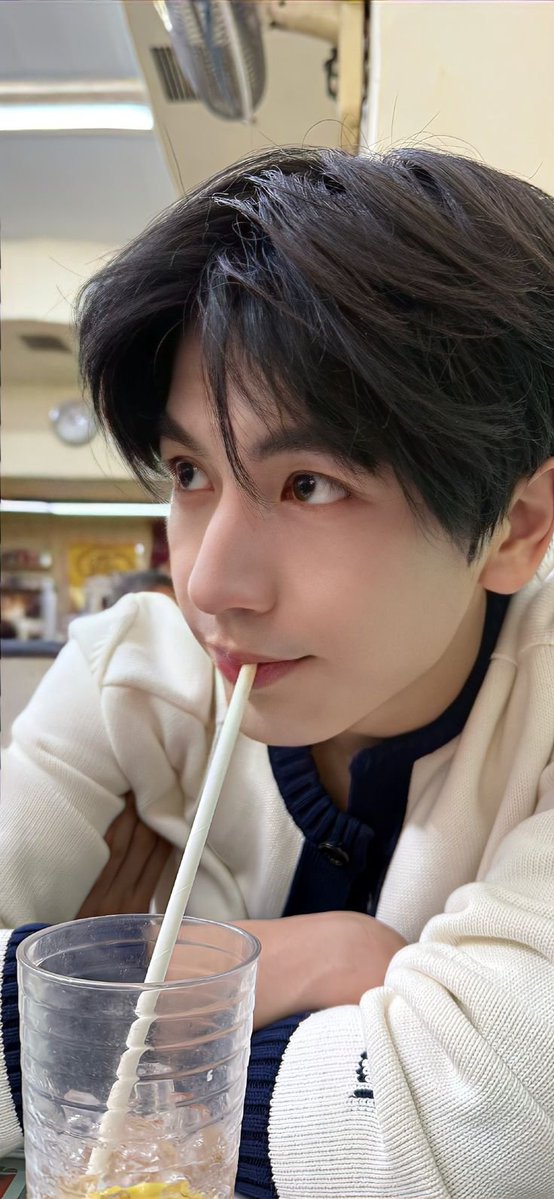 whaaalien0613's tweet photo. @hehehewtaf Both Jin and Jiawei are stunning while you're trying so hard to sound smart that you completely missed the actual argument. Imagine missing the entire point just to act like an elitist on Twitter... get well soon to you too!!!😭😊 https://t.co/9MOenBGhk6