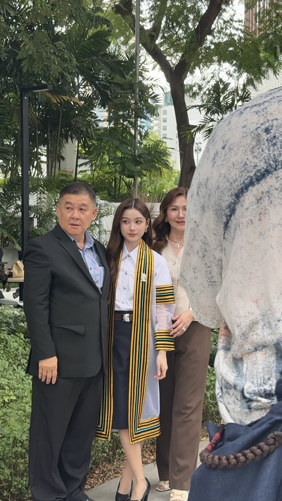 AnaMarie2031673's tweet photo. her family is always supportive towards her  life decisions, cause they know prim potential amd she can do it 

CONGRAT PRIM NEW JOURNEY 
#primiily #ลูกหมีของพรีม
#PrimiilyGraduationsDay https://t.co/6oLGYJwgZh