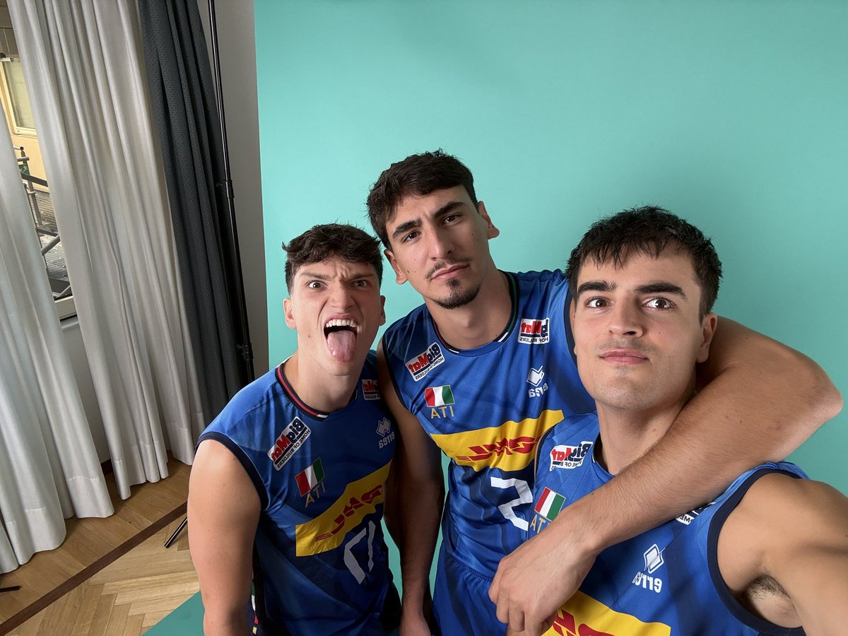CEVolleyballITA's tweet photo. POV: gli Azzurri si impossessano del telefono dell’ SMM 🤳

Modena, ci vediamo stasera 🔥

#cev #eurovolley #volleyball https://t.co/egVfKsCSM9