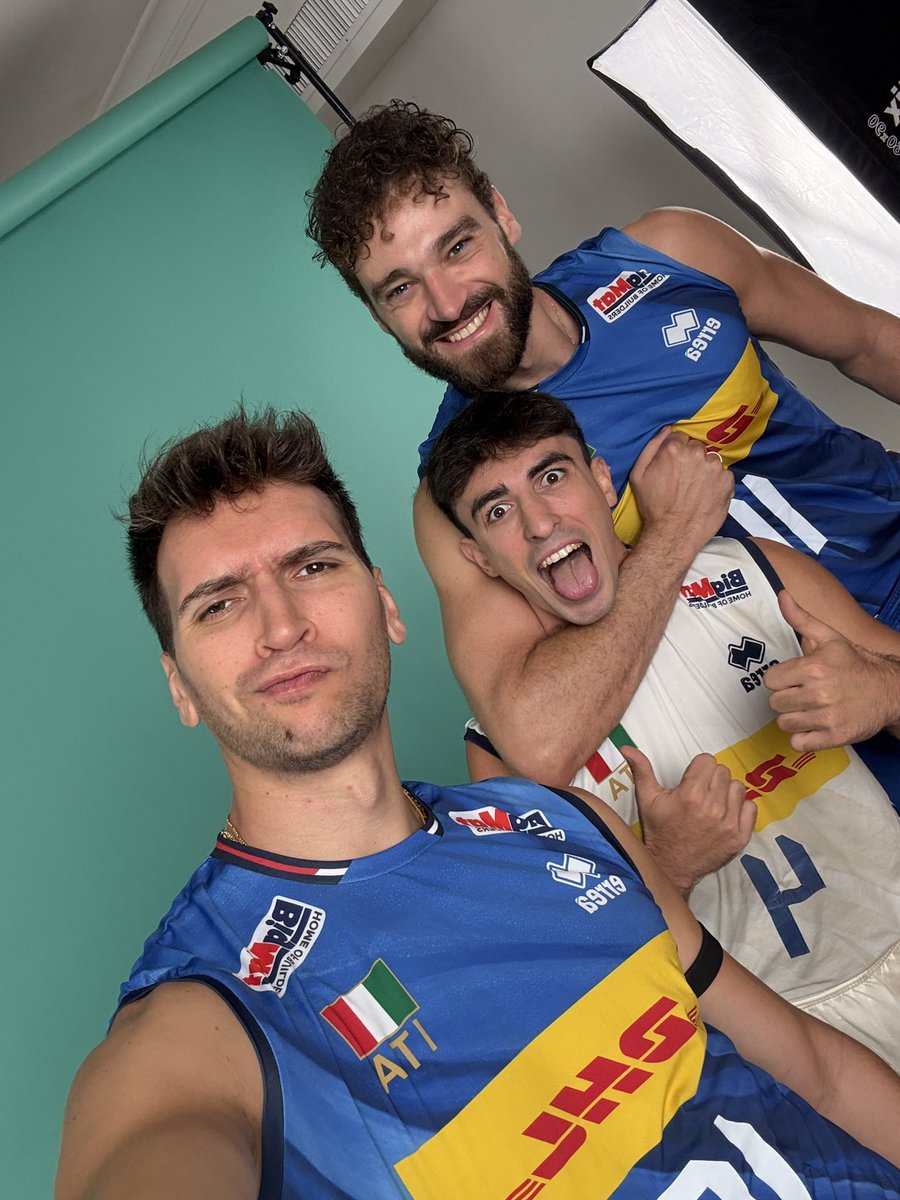 CEVolleyballITA's tweet photo. POV: gli Azzurri si impossessano del telefono dell’ SMM 🤳

Modena, ci vediamo stasera 🔥

#cev #eurovolley #volleyball https://t.co/egVfKsCSM9
