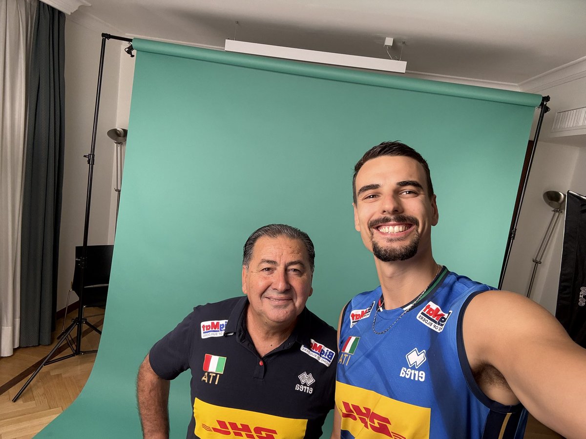 CEVolleyballITA's tweet photo. POV: gli Azzurri si impossessano del telefono dell’ SMM 🤳

Modena, ci vediamo stasera 🔥

#cev #eurovolley #volleyball https://t.co/egVfKsCSM9