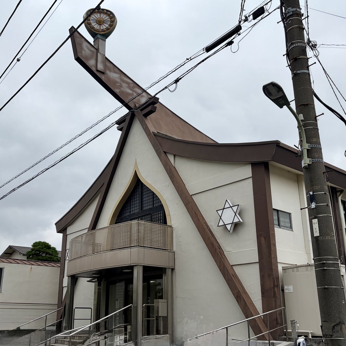 bosenbei's tweet photo. 世界真光文明教団 田園調布魂霊修験道場　
東京都大田区田園調布２丁目
田園調布の豪邸街の中に突如現れる方舟の様な神殿。「手をかざせ」で一部の人たちには著名な岡田光玉救い主が立ち上げた教団の施設です。 https://t.co/3vvnWuMuuF