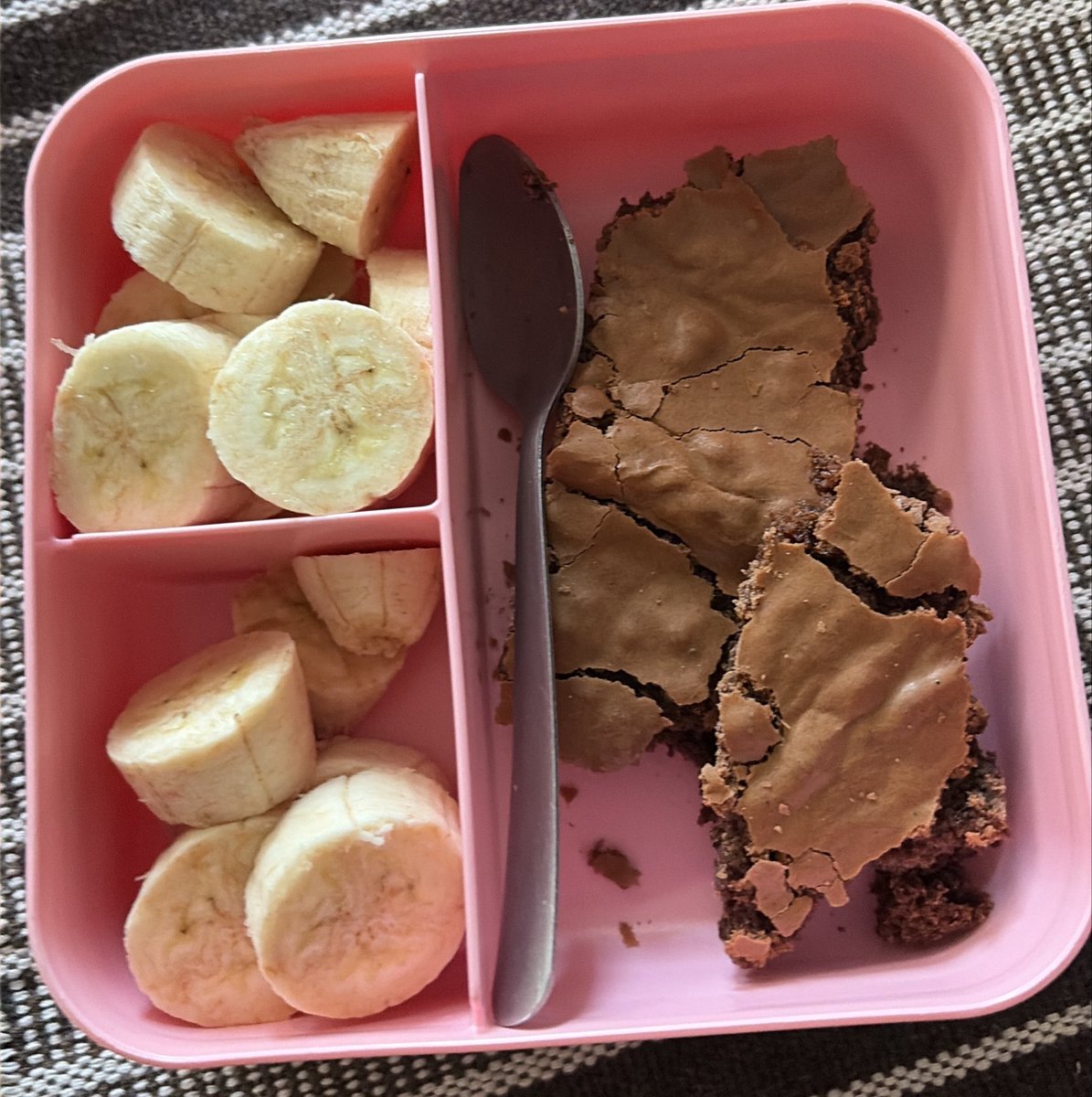 sonjkyz's tweet photo. aqui o brownie d vcs!!!!! https://t.co/W0DQkJakut