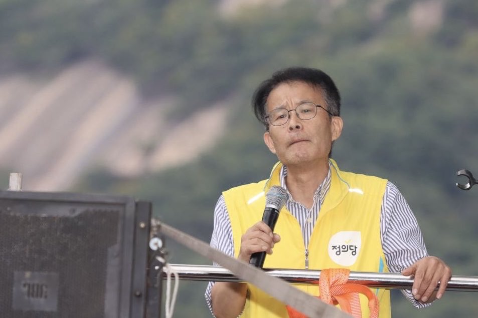 Kr_Justice's tweet photo. “세상에 어떤 전쟁도 명분 있는 전쟁은 없습니다. 전쟁은 세계 시민을 굶주림과 빈곤, 절망적인 죽음으로 몰아넣습니다. 불평등을 심화시키고 기후위기를 악화시키며, 또 다른 전쟁을 낳아 세계를 전쟁터로 만듭니다.

우리는 명분이 없기 때문에 파병을 반대하는 것이 아닙니다. 전쟁 자체를 반대하기 때문에 파병을 반대합니다.”

🔗 호르무즈 파병 반대 시민대행진 26.09.12. [양경규 대표] 발언 전문보기: https://t.co/CEDm1B1XVT