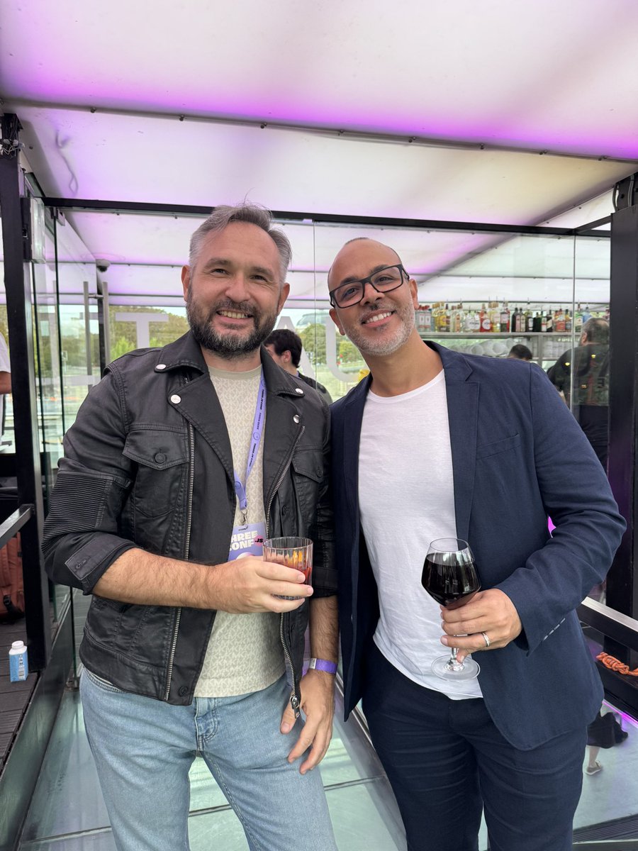 artcreativecode's tweet photo. Met @Andersonmancini at #threejsconf 🤩 Your work never stops inspiring and impressing me! Every project sends me straight to devtools to figure out how it's made 🔥 #threejs #webgl https://t.co/v3eIzdnyac