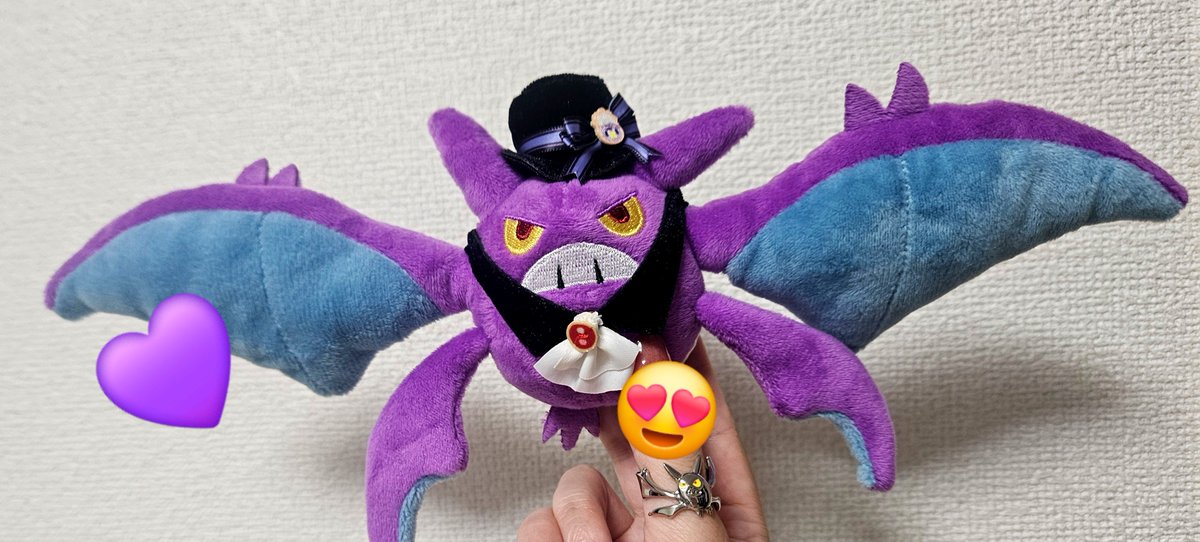 yuri8b's tweet photo. クロバットくん〜！！！めっちゃ素敵〜！！！本当にかっこいいかわいい✨️
ダイソーで買ったけどつけてなかったイヤーカフがシンデレラフィットしてさらにお洒落クロバット様になった無敵じゃん最高…ありがとうポケモンセンター…😭 https://t.co/H0iIGwARhQ
